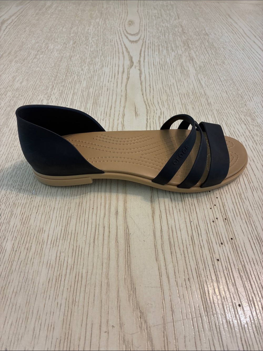 Womenâs Crocs Tulum Open Flats Sandal Shoes (Black/Tan) - Picture 13 of 14